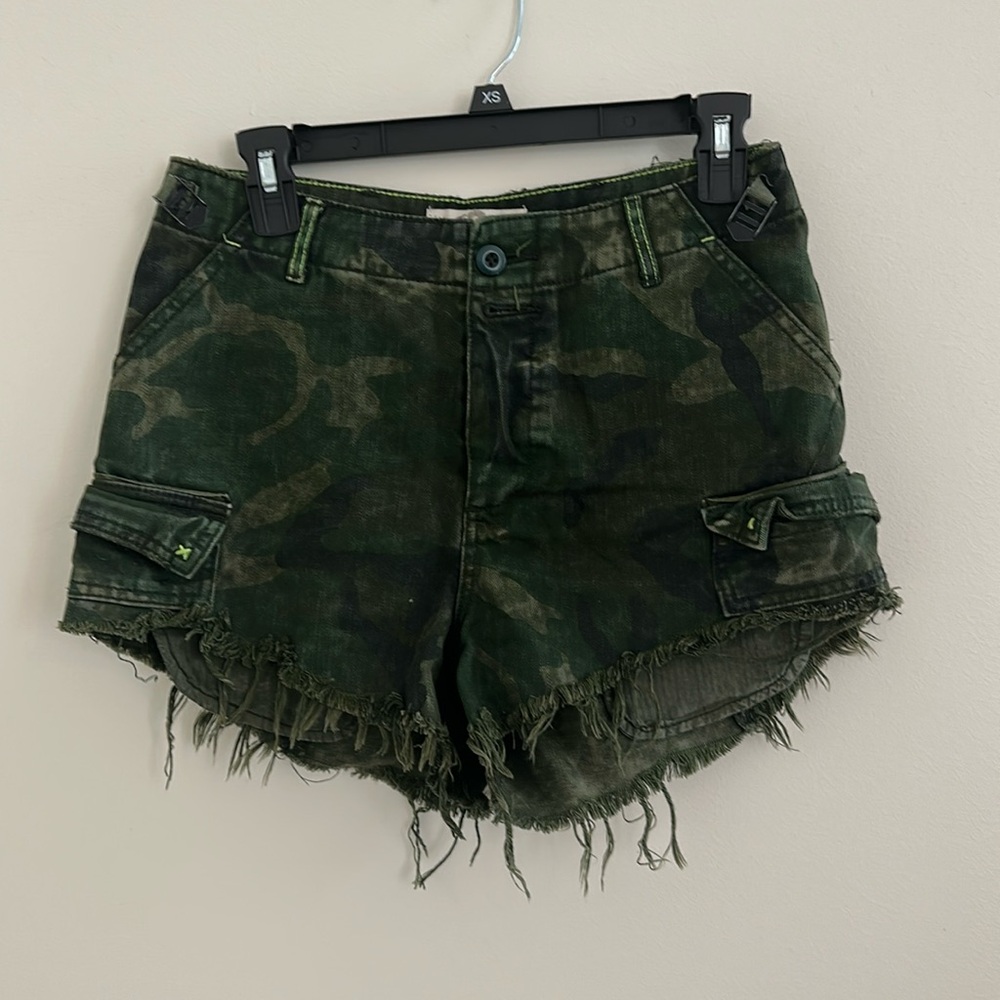 We the Free size 2 women’s camo cutoff denim shorts